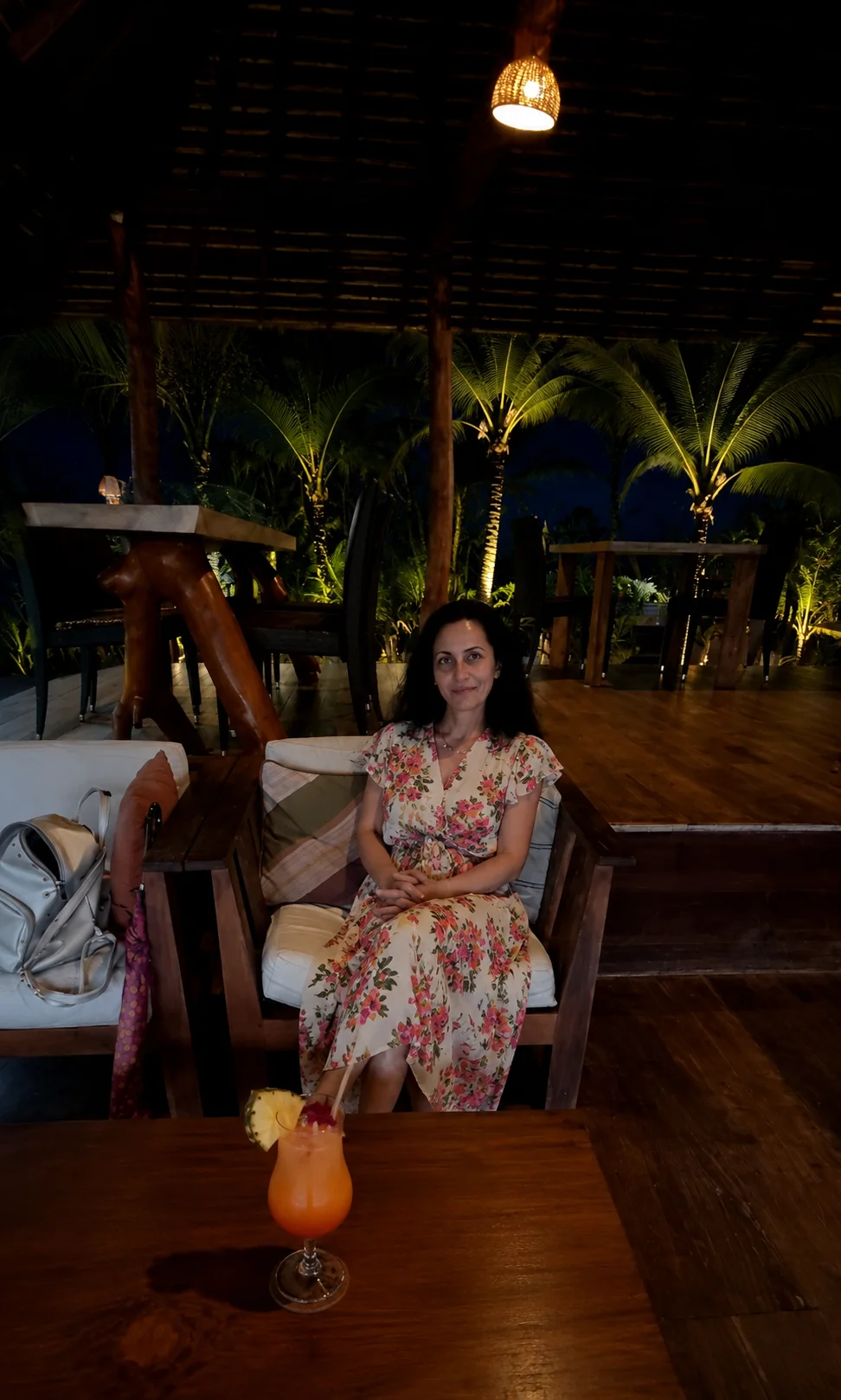 Monika Levai na Šri Lanki, veče u tropskom lounge baru
