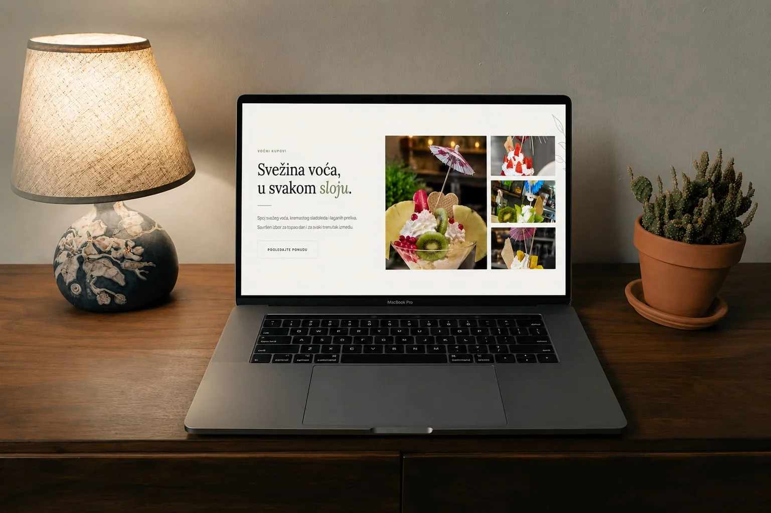 Sekcija sa voćnim kupovima Gelato Caffe na laptopu